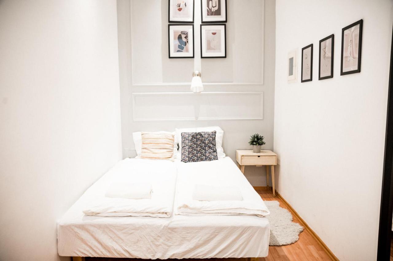 Stylish And Spacious ! Central Location Kazincy Netflix Budapest Exterior photo