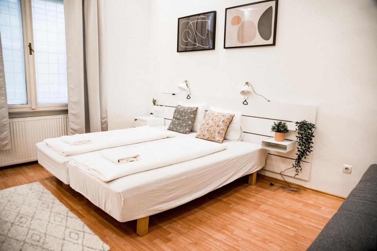 Stylish And Spacious ! Central Location Kazincy Netflix Budapest Exterior photo