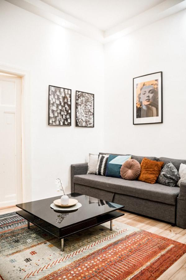 Stylish And Spacious ! Central Location Kazincy Netflix Budapest Exterior photo